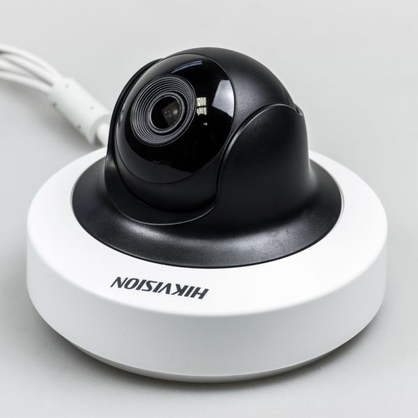 Беспроводная поворотная IP-камера Hikvision DS-2CD2F42FWD-IWS для помещений